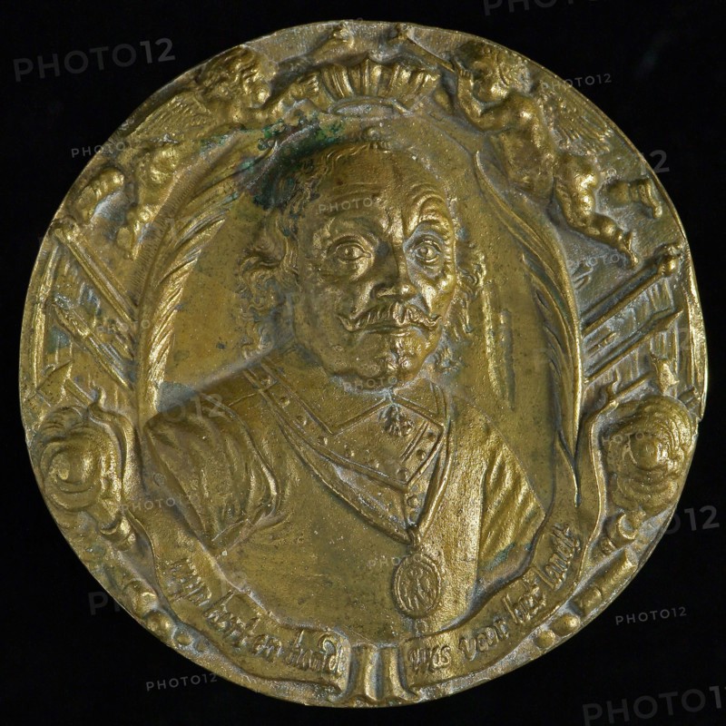 Medal on the death of Maarten Harpertszoon Tromp, death medal penning footage copper, in raised relief bust Tromp Two trumpet