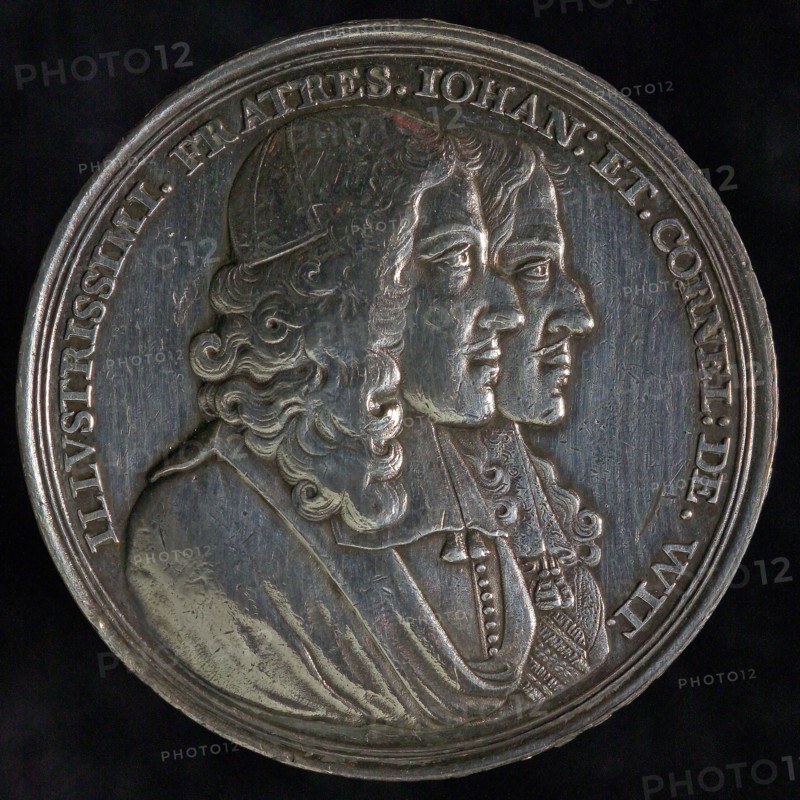 Medal on the murder of the De Witt brothers, penning footage silver, busts Johan and Cornelis de Witt to the right