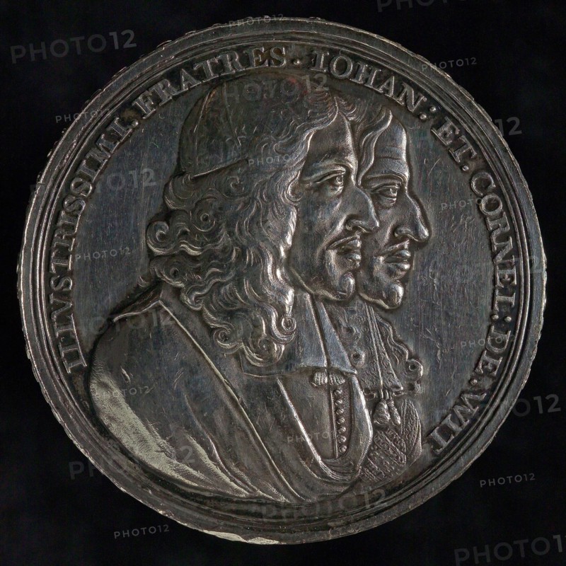 Medal on the murder of the De Witt brothers, penning footage silver, busts Johan and Cornelis de Witt to the right