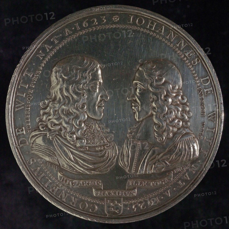 design: Pierre Avry, Medal on the murder of De Witt brothers, penning footage silver, Each other with the busts of Johan