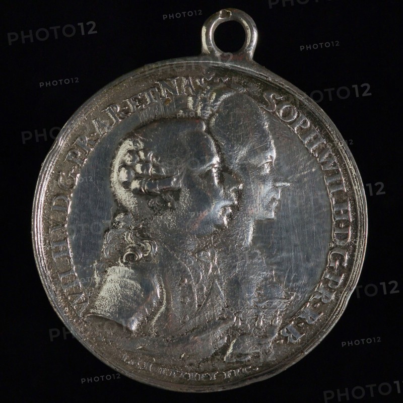 J.G. Holtzhey, Medal on the reception of the Stadholder couple in Amsterdam in 1768, penning footage silver, to the right