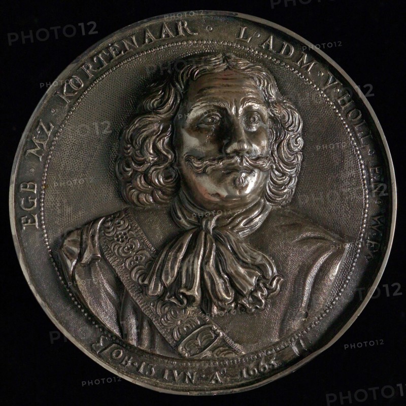 Wouter Muller?, artist, Medal on the death of Egbert Meeuwszn. Cortenaer, death certificate penning footage silver, bust