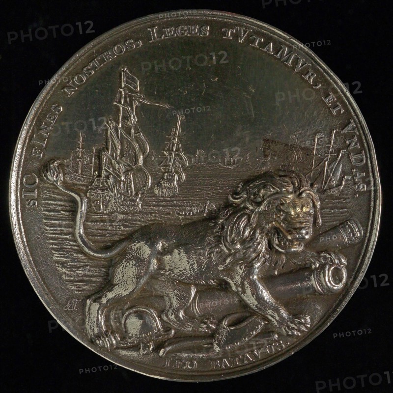 Joannes Lutma, Medal on the peace of Breda, penny footage silver, Dutch lion tramples war gear; beneath LEO BATAVUS