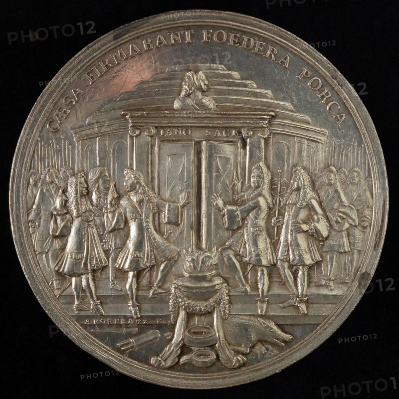 Arondeaux, Medal on the Peace of Rijswijk, penning footage silver, behind burning altar next to which wild boar is lying