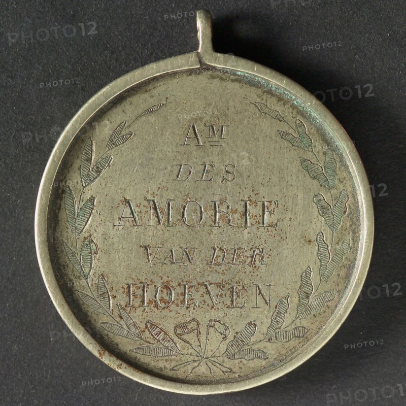Medal on Abraham des Amorie van der Hoeven, penning footage silver, engraved, bound together laurels and engraved text, AM DES