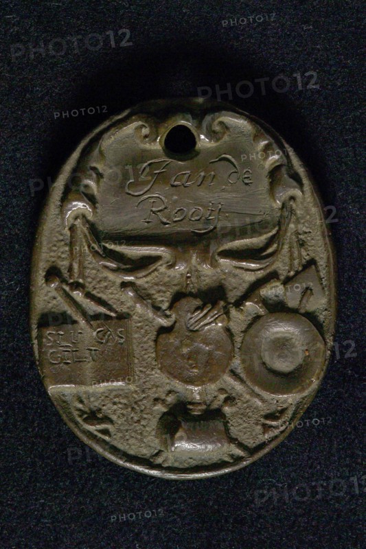 Oval guild medal of the painters and artists or St. Lucas in Rotterdam, guild penny penny identification carrier brass