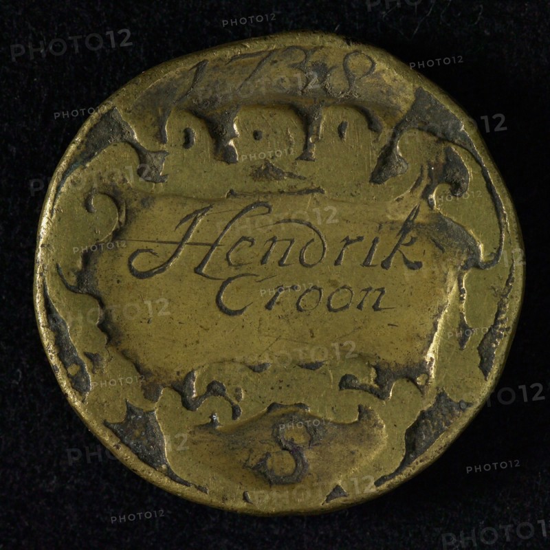 Funeral medal of the St. Lucas guild in Rotterdam, death certificate medal figure brass, St Lucasschild held by winged ox