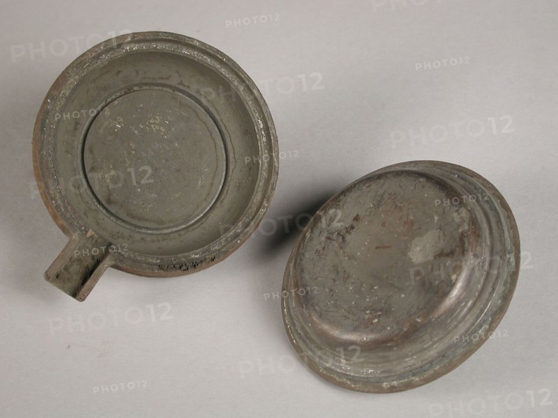 Two-piece cast iron mold for foot for object, mold casting tool tools kit metal iron, cast turned Two-piece cast-iron mold