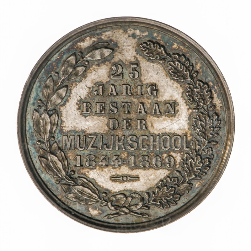 Medal on the 25th anniversary of the Music School in Rotterdam, penning visual material silver, wreath of bonded oak and laurel