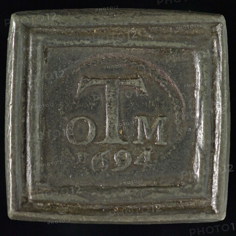 Square clay peat medal Heiligegeesthuis or Oudemannenhuis, peat medal penny swap lead metal, representation of the Holy Spirit