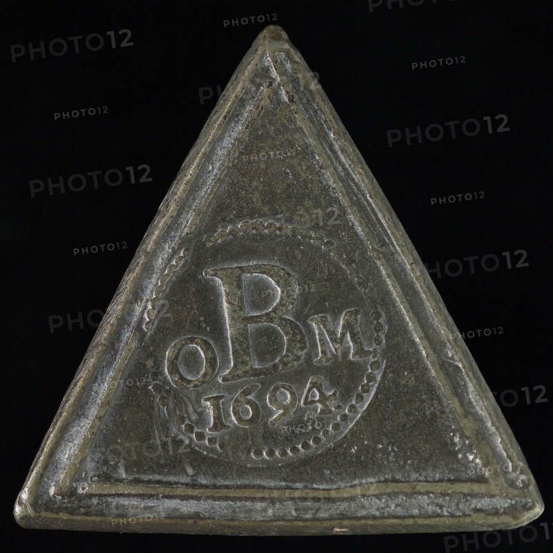 Triangular loin bread medal Heiligegeesthuis or Oudemannenhuis, bread penny penny swap lead metal, representation of the Holy