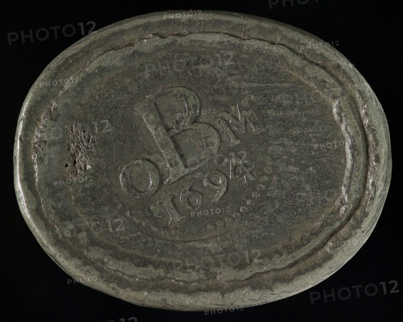 Oval loin bread token Heiligegeesthuis or Oudemannenhuis, bread penny penny swap lead metal, representation of the Holy Spirit