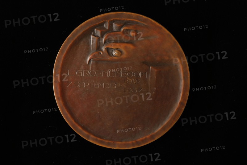 N.V. Ateliers voor Edelsmeed- en Penningkunst v.h. "Koninklijke Begeer", Medal of De Erven De Widow Van Nelle N.V., awarded