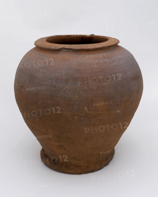 Pottery baluster-shaped pot on stand, flat top with grooves, storage pot aspot pot holder soil find ceramic earthenware, hand