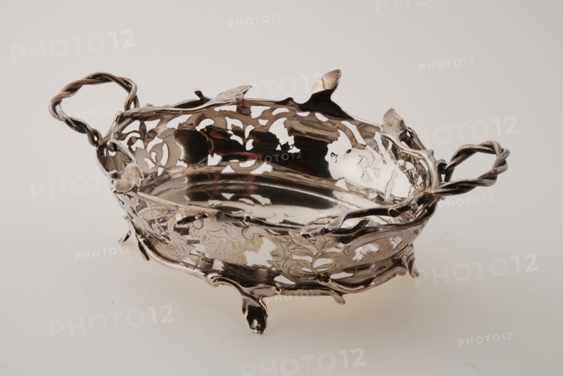 Silversmith: Rudolph Sondag, Silver bonbon basket, openwork wall with engraved representation of tea drinking Chinese, bonbon