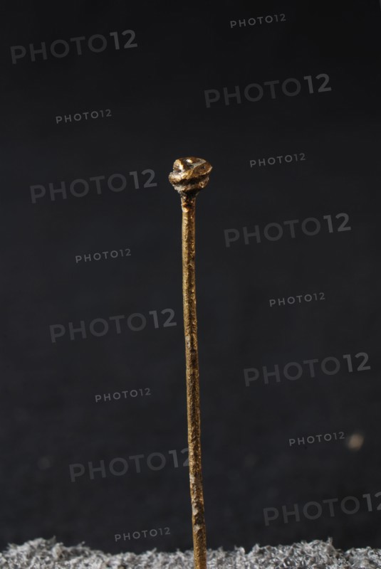 Pin with button of rolled metal wire, pin soil find copper brass metal, drawn wounded Long pin with button of wound copper wire