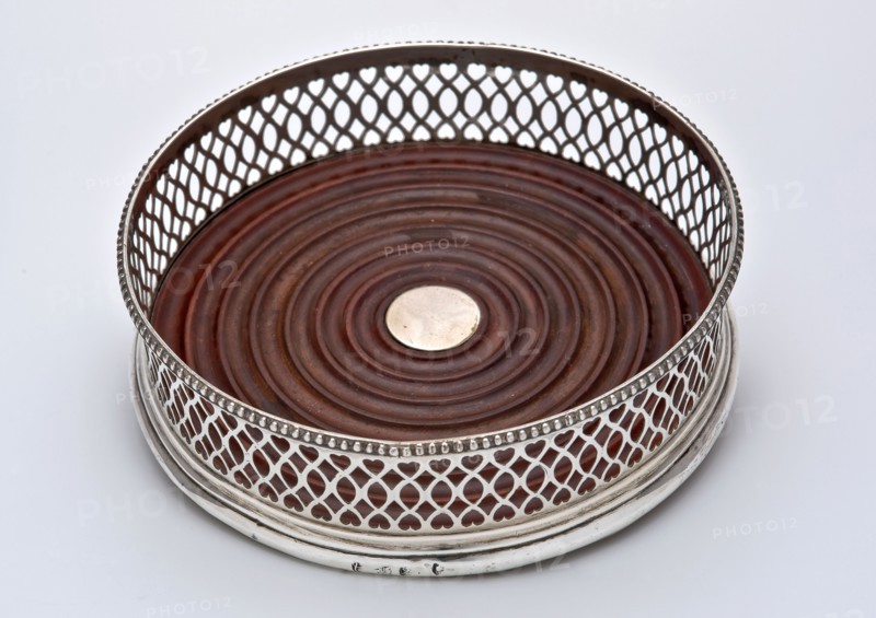 Silversmith: Rudolph Sondag, Round silver bottle box with openwork edge, bottle tray coaster holder silver wood textile, sawn