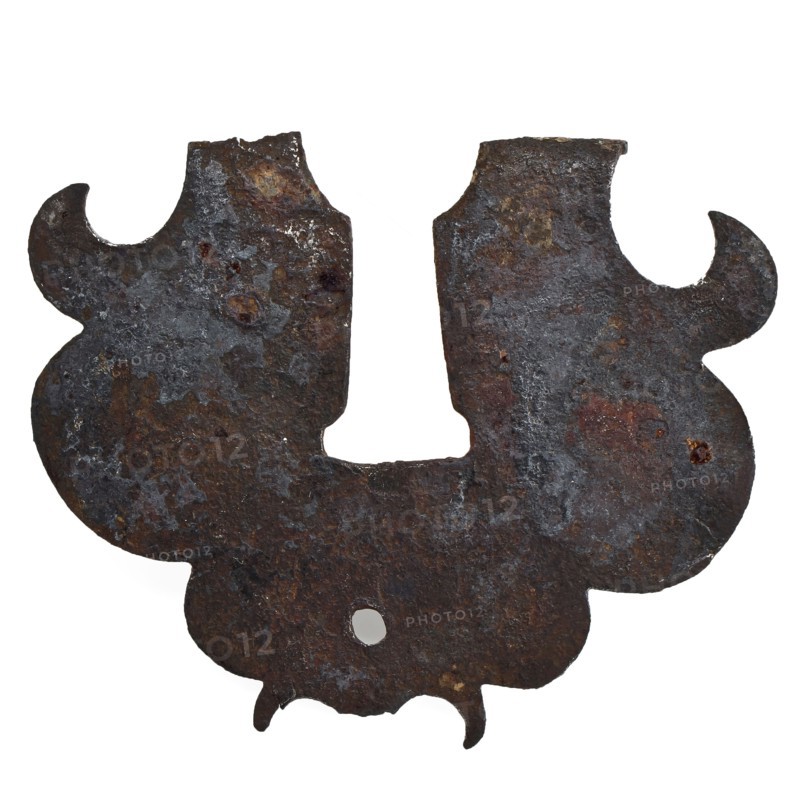 Fragment iron lock plate, lock closing device fitting soil find iron metal, cut Lower half of lock plate Irregularly cut
