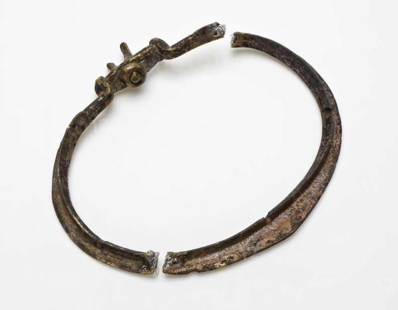 Oval bag bracket, broken into two pieces, bracket belt bag bag holder soil find brass copper metal, die-cast stamped Short