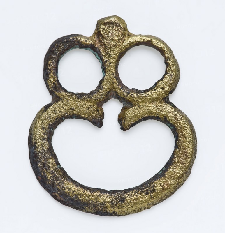 Center piece of brass buckle, consisting of three eyes, buckle harness clothing accessory clothing ground find copper brass