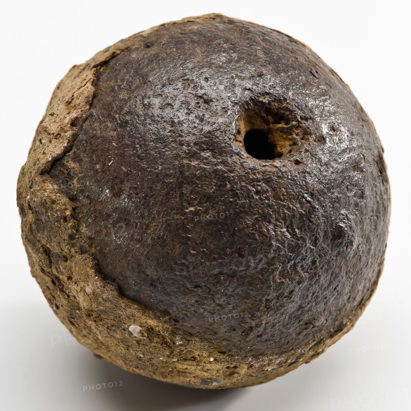 Brisant grenade or round hollow ball for precharging cannon that gives blows to men by blasting, grenade bullet projectile