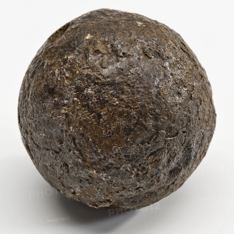 Small iron cannonball for small caliber cannon such as swivel or as cluster ball in large-caliber cannon, cannonball bullet