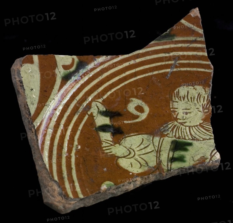 Bottom fragment of Werra plate, mirror-decorated lady with cup In hand, pale yellow and green glaze, plate crockery holder soil