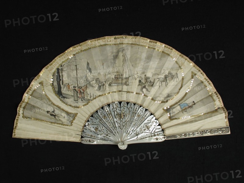 Guillier, Folding fan, mother of pearl frame, fan blade of white silk with cattle-colored paint and gold-colored sequins, Ice