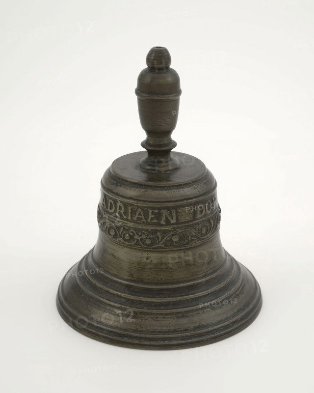 Adriaen Dop, Handbell with ADRIAEN DOP FECIT 1692, handbell sound bronze, handle h 6.5 molded Bell shape and baluster-shaped