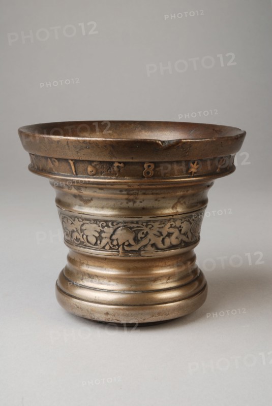 Pieter Ostens, Bronze mortar, auger equipment bronze, ca 2 kg cast Round base along which rings swivel wide decorative edge