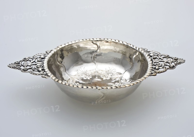 Silversmith: Hendrik van Beest, Silver brandy bowl, brandy bowl bowl holder silver, hammered cast cast engraved Stand ring