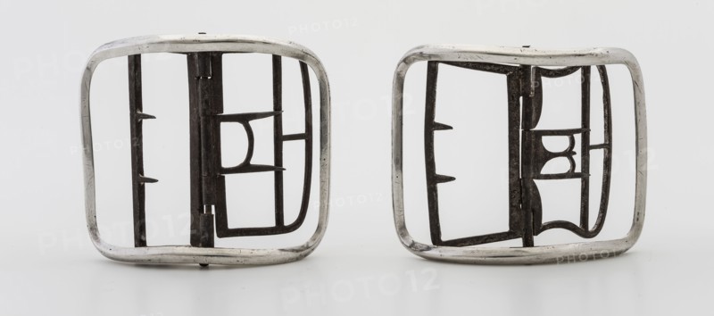 Silversmith: Isaak Kroon, Pair of silver shoe buckles, buckle fastener strand silver iron, cast Completely smooth round curved