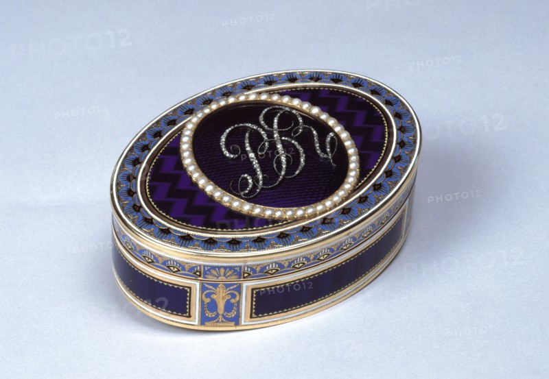 engraver: Christoffel Hagen, Golden snuff box with brilliants and pearls by Pieter Havelaar, snuffbox holder metal gold pearl