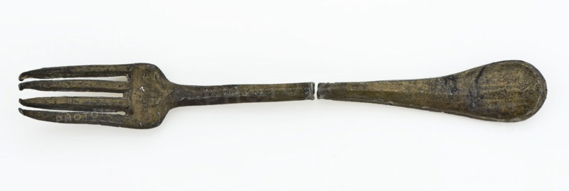 Small fork with four teeth, broken into two parts, fork cutlery soil find tin metal, parts) Pewter fork in two parts