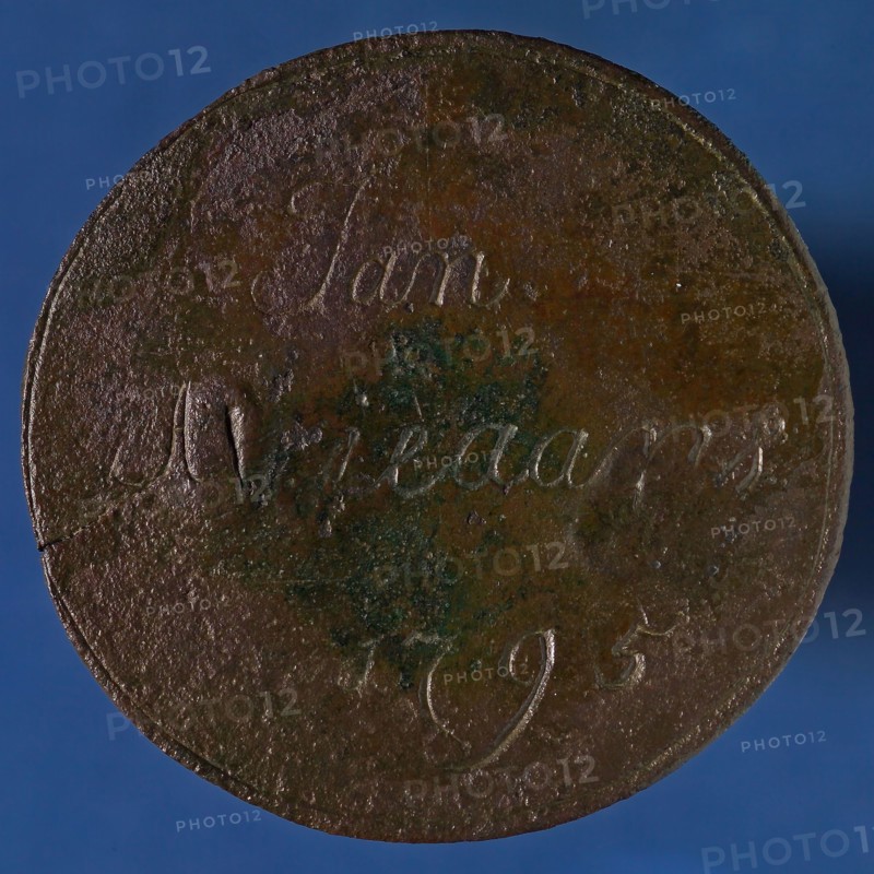 Medal tailor guild in the name of J. Ariaens, penning image material found on the floor copper, open scissors the points down