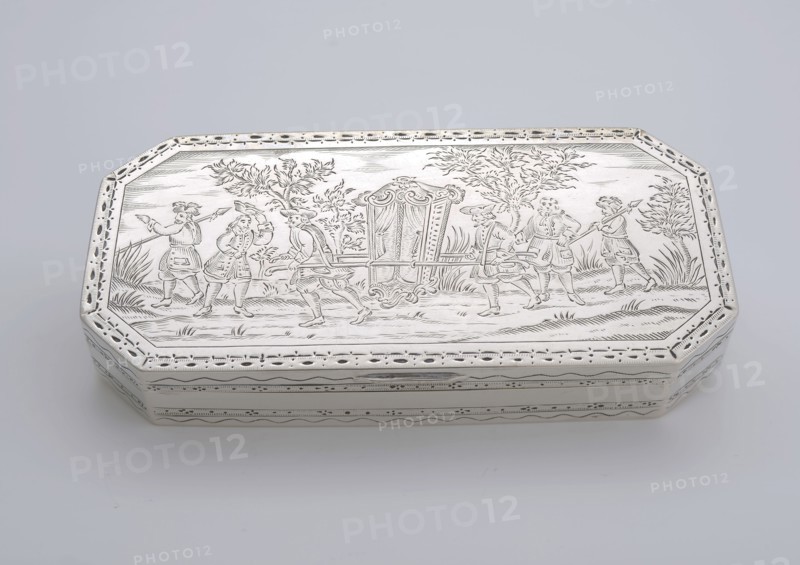 Silversmith: Jan Basemoine jr. (?), Silver tobacco box depicting sedan chair, gilt inside, tobacco box holder metal silver gold