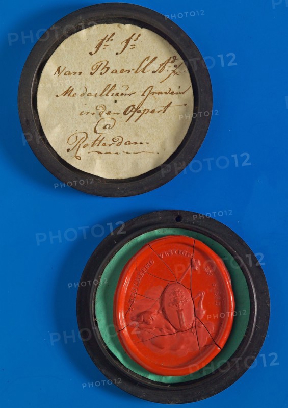 graveur en stamp cutter: J.J. van Baerll, Wax seal of stamp cutter Van Baerll in round coromandel box with lettering
