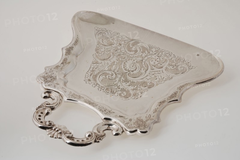 Silversmith: J. van Vorst, Silver table tin with carved edges and leaf, table tin dustpan equipment silver, cast casted