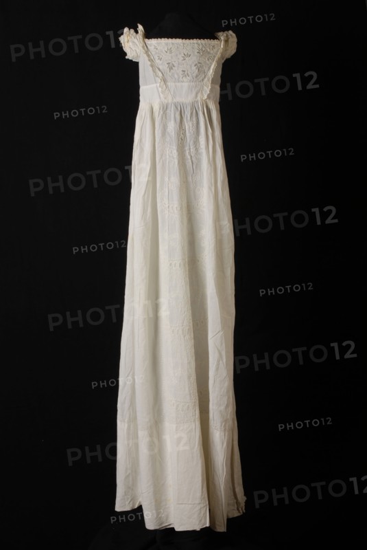 Long flared christening dress in white cotton, high waist and V-shaped lace-up with white embroidery, christening clothes baby