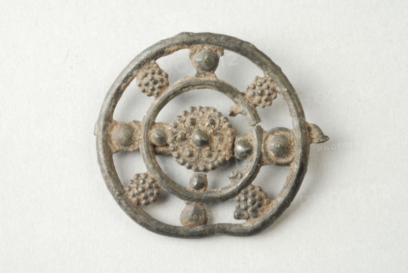 Ornamental brooch in form of wheel with floral motifs, brooch jewelry clothing accessory clothing soil find tin? metal h 0,2