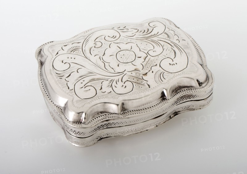 Silver elongated, scalloped pillbox, pillbox peppermint box box holder silver, forced engraved Rectangular patterned base