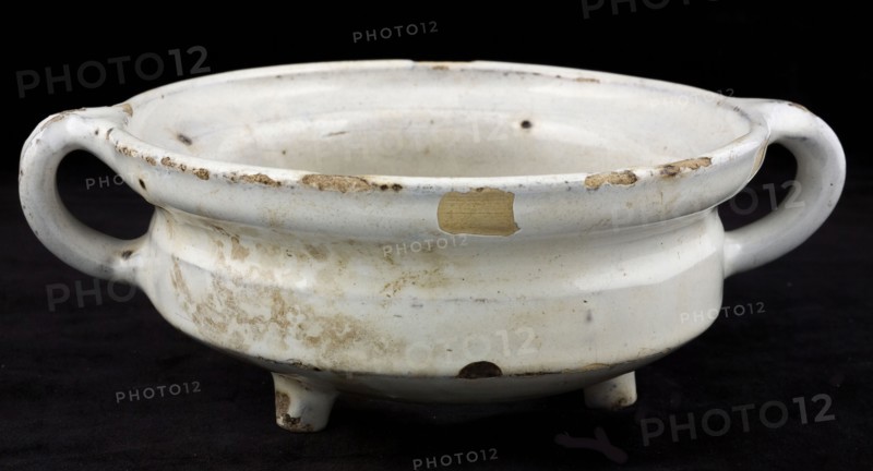 Earthenware bowl, two bandors, on three legs, white glazed, dishware holder earthenware pottery earthenware glaze tin glaze