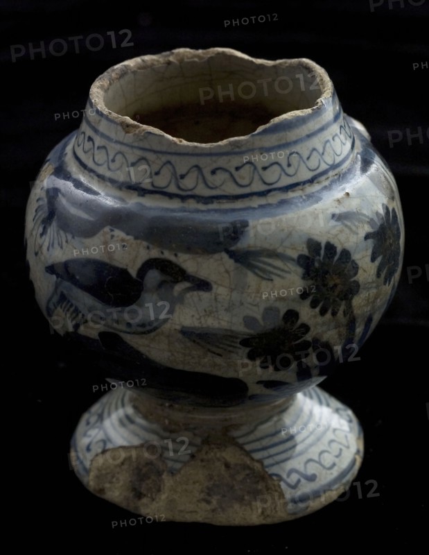 Majolica mustard pot, blue on white, on the belly chinese garden with bird, mustard pot pot crockery holder soil find ceramic