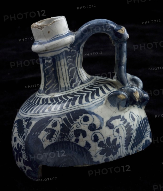 Fragment faience jug, blue on white, on the belly leaf motifs with hare and deer, curls under the ear, jug crockery holder soil
