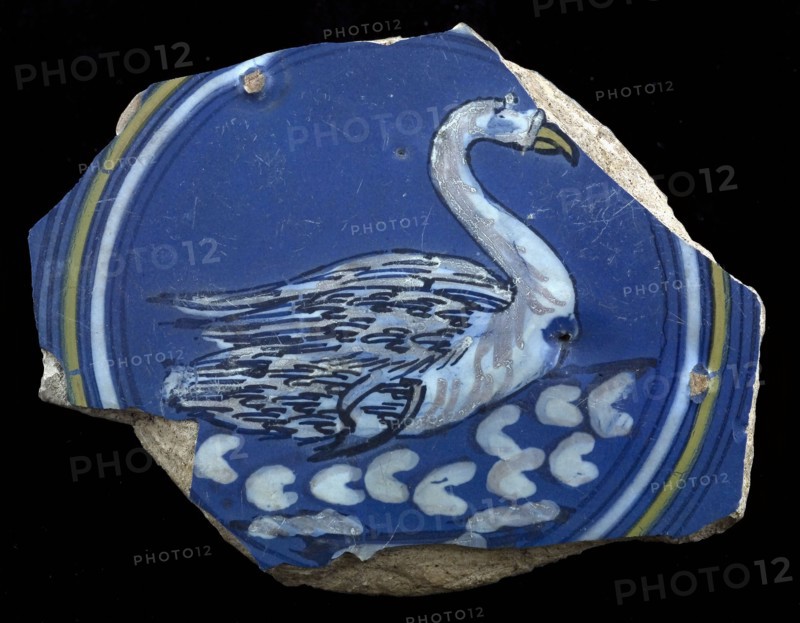 Fragment majolica dish, white, yellow, blue and purple on blue, on the mirror swimming swan, dish plate crockery holder earth