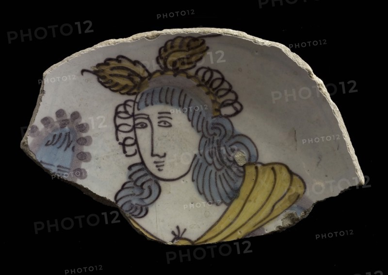 Fragment majolica dish, polychrome, bust of lady with mirror, plate crockery holder soil find ceramic earthenware glaze, peg 5.0