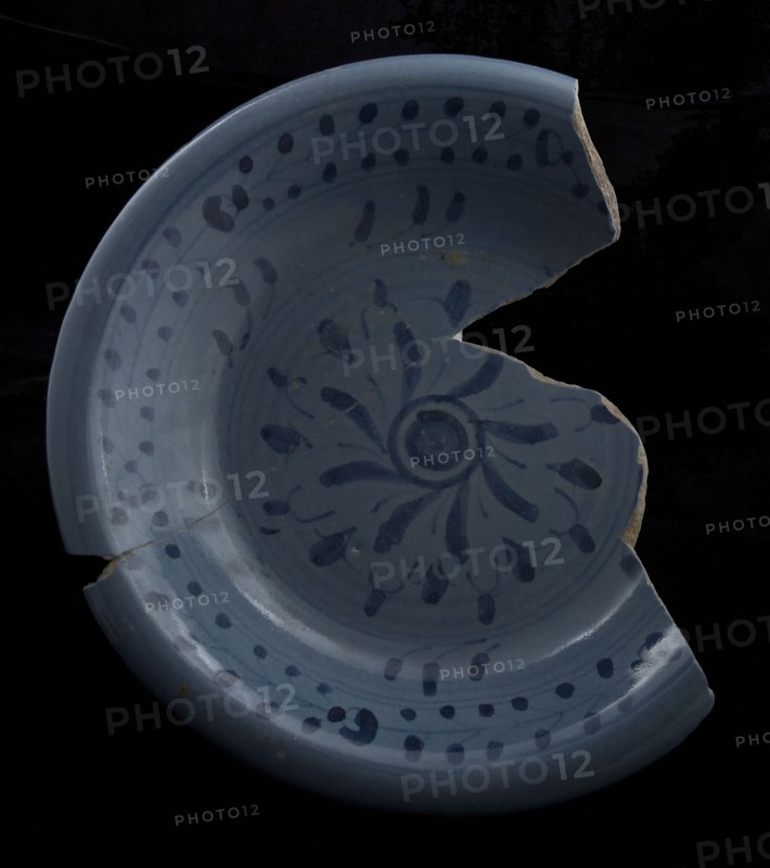 Berettino bowl, blue on pale blue ground, rosette on the mirror, arch pattern reverse side, dish dish tableware holder