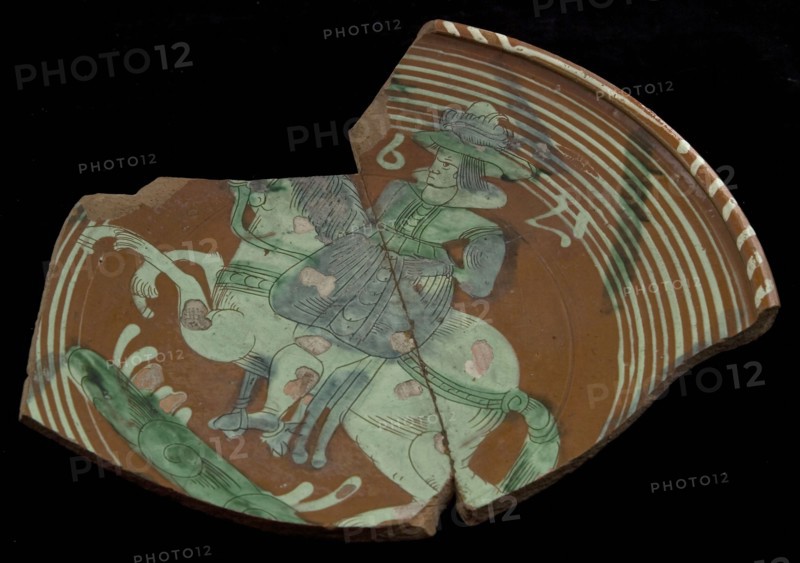 Fragment Werra plate, mirror ornament nobleman on horseback, year 1621, pale yellow, green and blue glaze, plate crockery holder