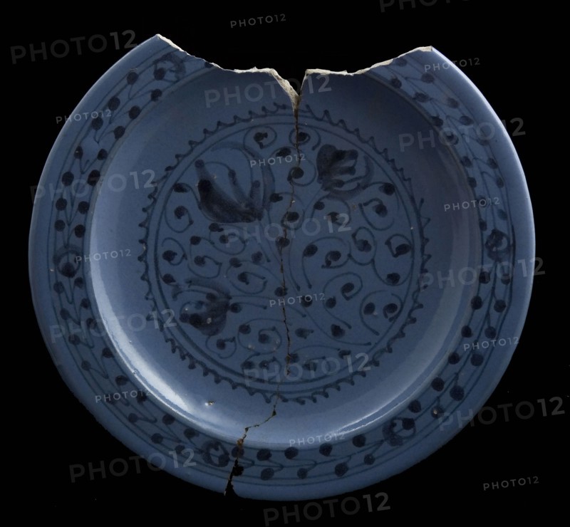 Berettino dish, blue on light blue background, tulips and 'horror vacui' motif, reverse side arch pattern, dish plate crockery