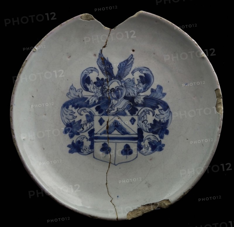Faience plate on wide stand ring, blue on white ground, weapon dish, plate crockery holder soil find ceramic pottery glaze tin